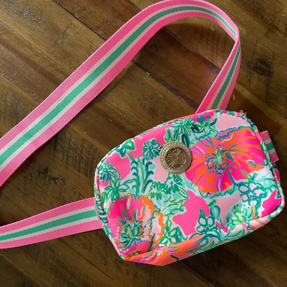 Lilly Pulitzer belt bag in Soleil Pink Perfect Poppy. NWOT-never used.